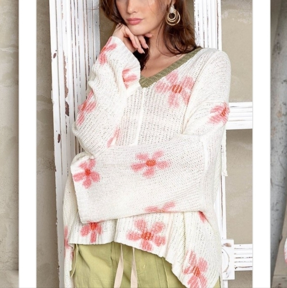 POL Hooded Pullover Lightweight Cream Sweater with Pink Flower/Stars
